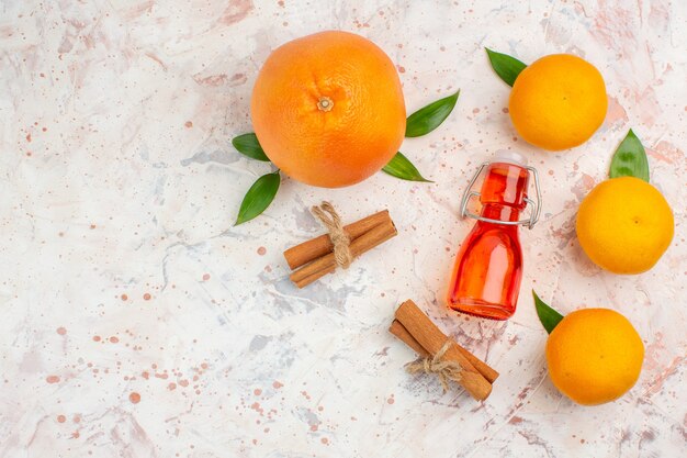 Draufsicht frische orange Zimtstangen Mandarinenflasche auf hellem oberflächenfreiem Platz