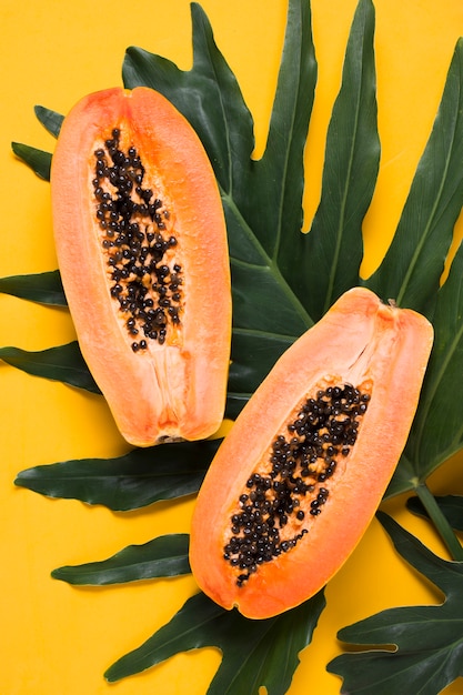 Draufsicht frische Papaya bereit, serviert zu werden