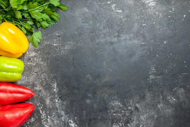 Kostenloses Foto draufsicht frische paprika mit grün auf dunklem hintergrund