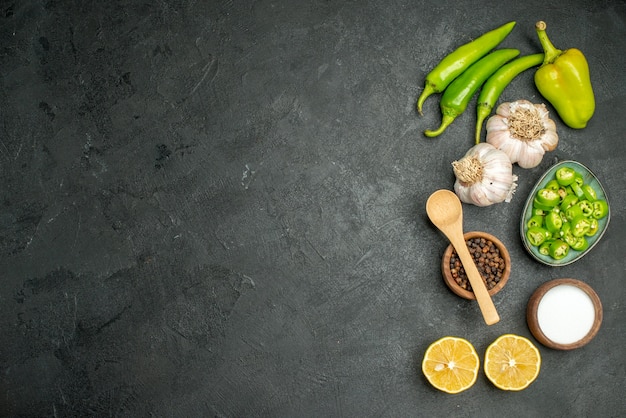 Draufsicht frische Paprika mit Knoblauch auf dunklem Hintergrund