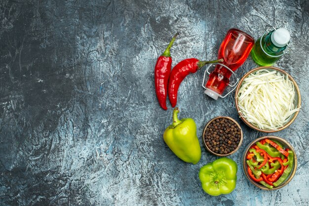 Draufsicht frische Paprika mit Kohl und Flüssigkeit auf hellgrauem Hintergrund