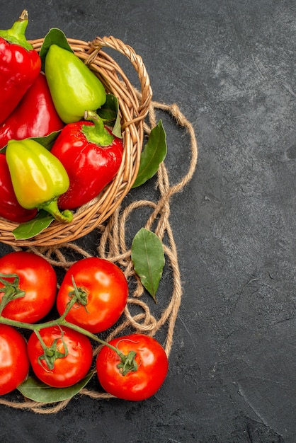 Kostenloses Foto draufsicht frische paprika mit roten tomaten