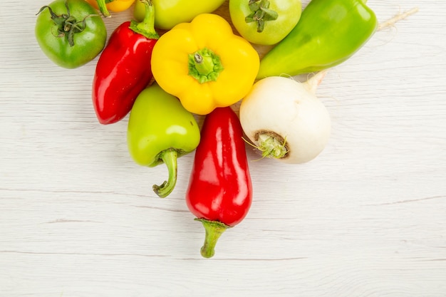 Draufsicht frische Paprika unterschiedlich gefärbt auf dem weißen Hintergrund reife Mahlzeit Salatfarbe salad