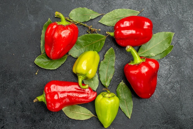 Kostenloses Foto draufsicht frische paprika