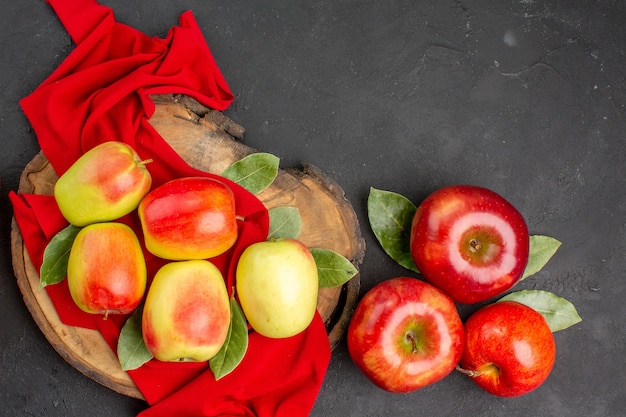 Draufsicht frische Äpfel auf dunkelgrauem Tisch frische reife Fruchtfarbe