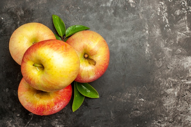 Draufsicht frische Äpfel auf dunklem Hintergrund