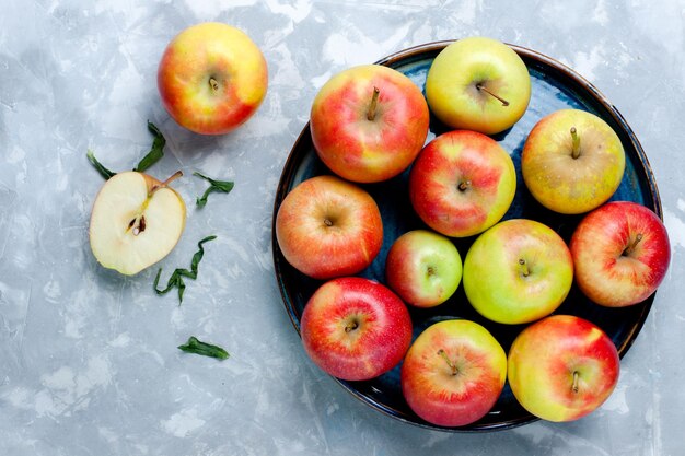 Draufsicht frische Äpfel auf hellem Schreibtisch