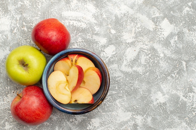 Draufsicht frische Äpfel auf weißem Hintergrund reife Baumfrucht frisch