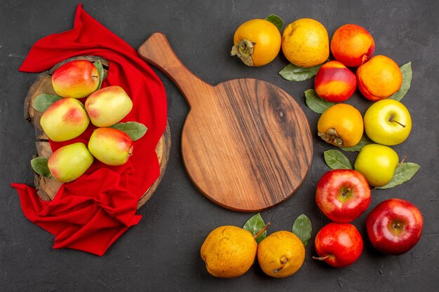 Draufsicht frische Äpfel mit anderen Früchten auf dunklem Schreibtischbaum frisch reif mellow