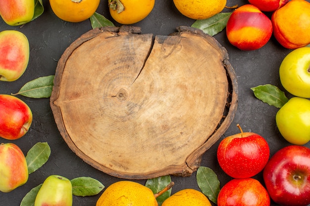 Draufsicht frische Äpfel mit Birnen und Kaki auf dunklem Schreibtisch ausgereifter frischer Baum