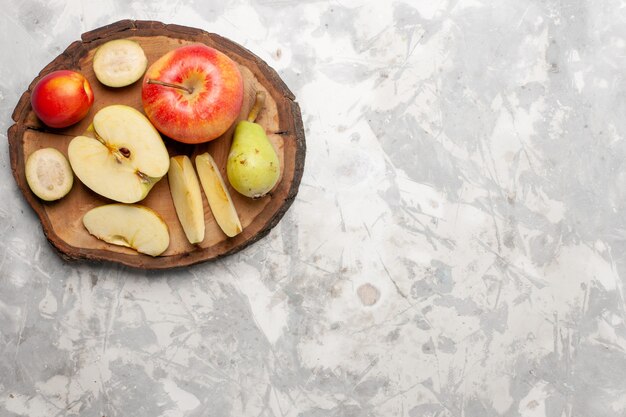 Draufsicht frische Äpfel mit frischen Birnen auf hellem Weißraum