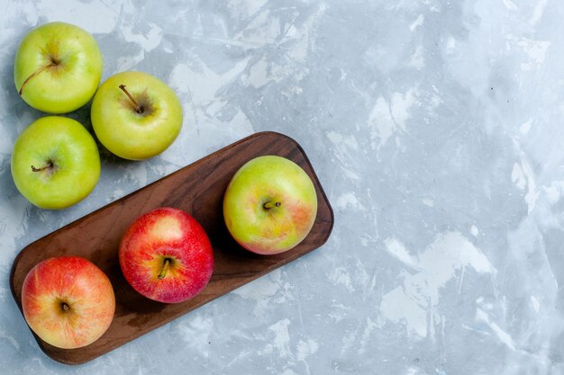 Draufsicht frische Äpfel reife Früchte auf dem hellweißen Schreibtisch