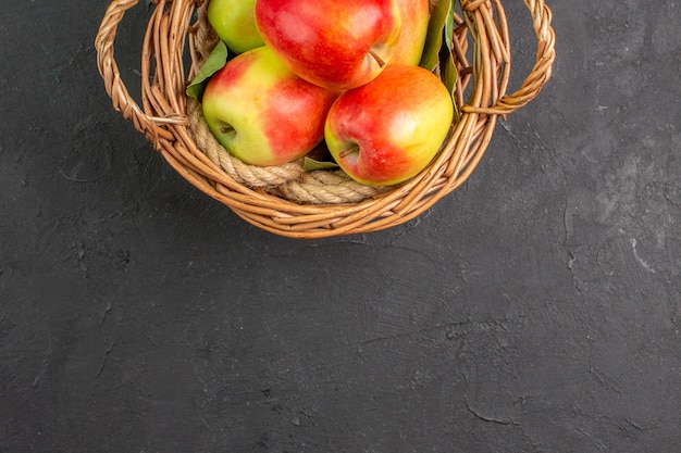 Draufsicht frische Äpfel reife Früchte im Korb auf grauer Tischfrucht frisch reif