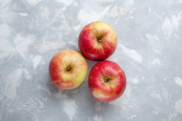 Draufsicht frische Äpfel weich und reif auf der hellen Hintergrundfrucht milde Saft reife Farbe