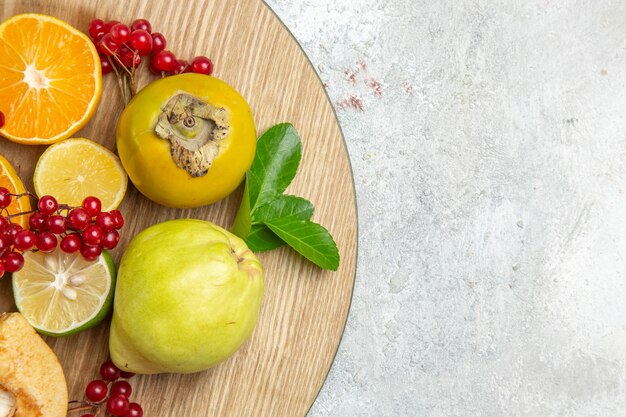 Draufsicht frische Quitten mit anderen Früchten auf weißer Tischfrucht frische reife Mellow