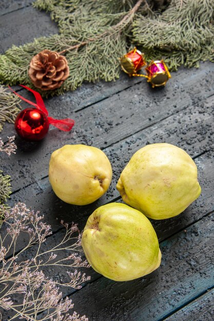 Draufsicht frische reife Quitten saure Früchte auf dem dunkelblauen rustikalen Schreibtisch frische reife Baumfrüchte der Pflanze