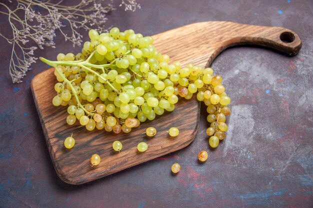 Draufsicht frische reife Trauben auf der dunklen Oberfläche Wein frische Traubenfruchtbaumpflanze reif