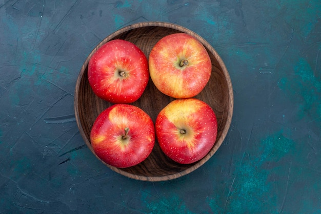 Draufsicht frische rote äpfel ausgereift und frische früchte auf dunkelblauem schreibtisch