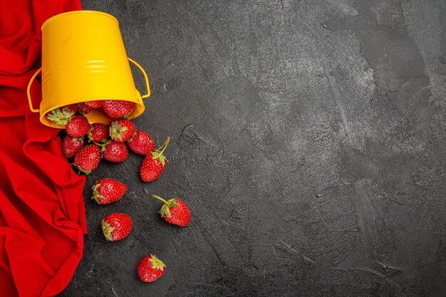 Draufsicht frische rote Erdbeeren auf der dunklen Tischfruchtbeere reif