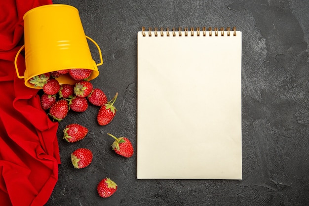 Kostenloses Foto draufsicht frische rote erdbeeren auf der dunklen tischfruchtbeere reif