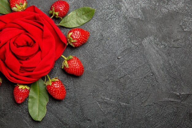 Draufsicht frische rote Erdbeeren auf dunkler Bodenfruchtbeerenreife Farbe