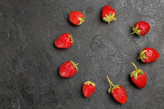 Draufsicht frische rote Erdbeeren auf dunkler Tischfarbe Fruchtbeere reif