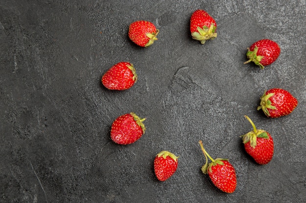 Draufsicht frische rote Erdbeeren auf dunkler Tischfarbe Fruchtbeere reif