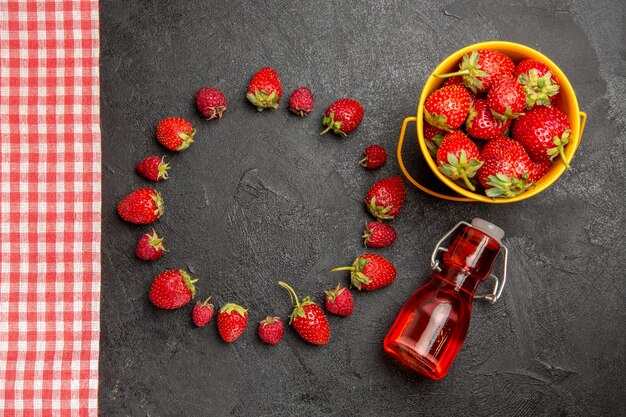 Draufsicht frische rote Erdbeeren auf dunkler Tischfruchtbeerenfarbe Himbeere