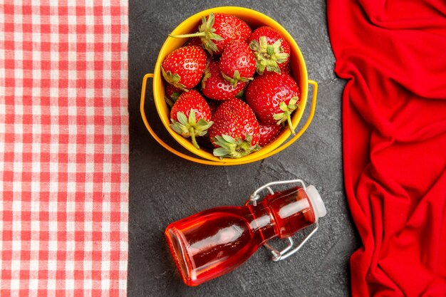 Draufsicht frische rote Erdbeeren auf dunkler Tischfruchtfarbe Himbeerbeere