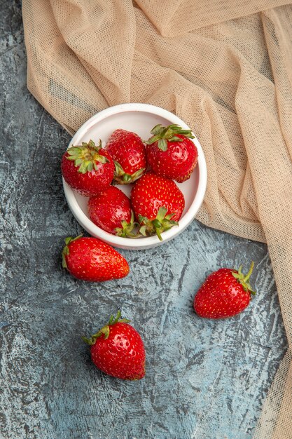 Draufsicht frische rote Erdbeeren auf einer dunkelhellen Oberfläche rote Fruchtbeere