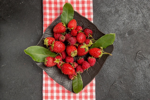 Draufsicht frische rote Erdbeeren innerhalb Platte auf dunkler Tischfarbe Beere Himbeerfrucht