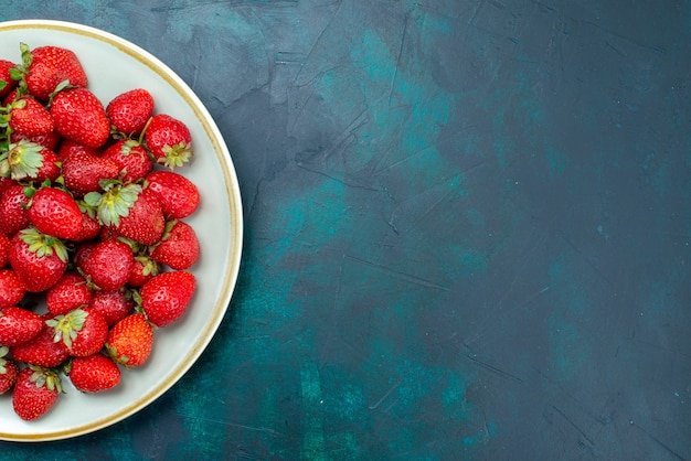 Draufsicht frische rote Erdbeeren milde Früchte Beeren innerhalb Platte auf dem dunkelblauen Hintergrund Beerenfrucht milden Sommer