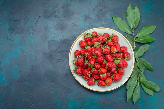 Draufsicht frische rote Erdbeeren milde Früchte Beeren innerhalb Platte auf dem dunkelblauen Schreibtisch Beerenfrucht milde