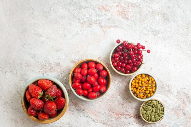 Draufsicht frische rote Erdbeeren mit anderen Früchten auf weißer Bodenfruchtbeere