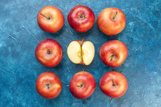 Draufsicht frische rote Äpfel auf blauem Tisch gesäumt Foto reife Farbe Baumfrucht gesundes Leben Birne