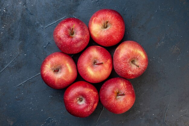 Draufsicht frische rote Äpfel auf dunklem Tisch