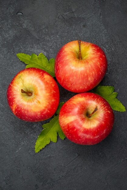 Draufsicht frische rote Äpfel auf grauem Hintergrund