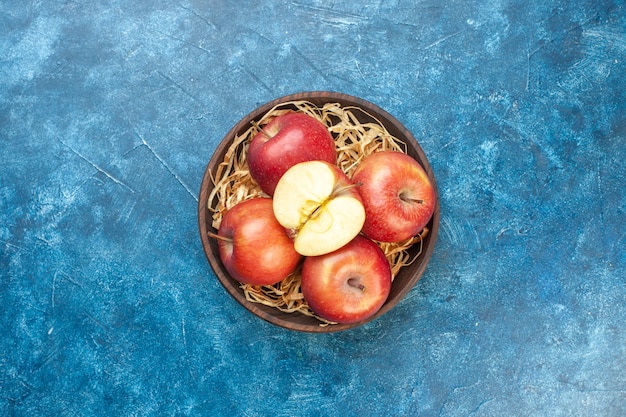 Draufsicht frische rote Äpfel im Teller auf blauem Tisch