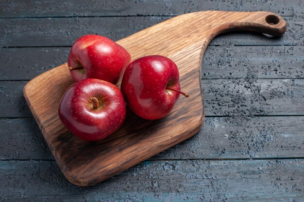 Draufsicht frische rote Äpfel milde reife Früchte auf dem dunkelblauen Schreibtisch Fruchtfarbe rotes Pflanzenvitamin frisch