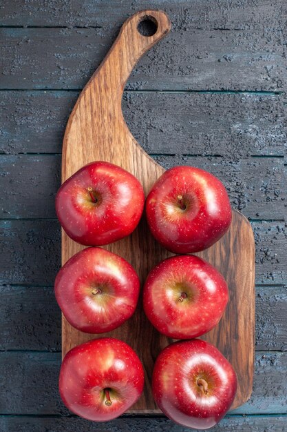 Draufsicht frische rote Äpfel milde reife Früchte auf dem dunkelblauen Schreibtisch Fruchtfarbe rotes Pflanzenvitamin frisch