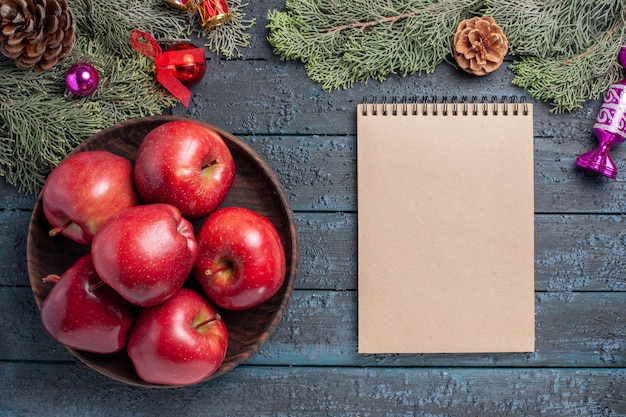 Draufsicht frische rote Äpfel milde reife Früchte auf dem dunkelblauen Schreibtisch pflanzen viele Obstbaumrote frische Farbe