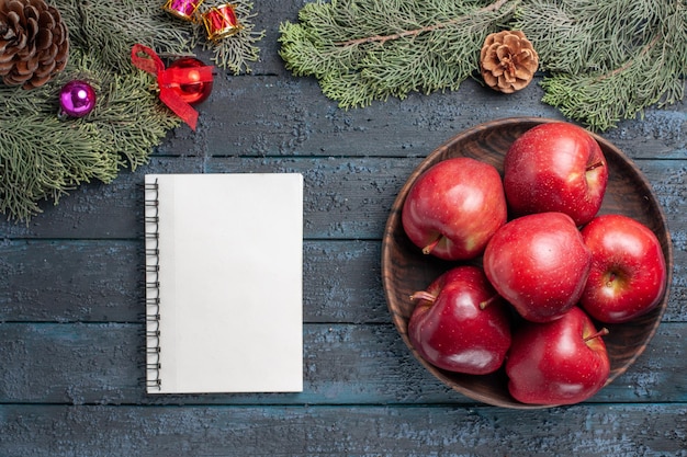 Draufsicht frische rote Äpfel milde reife Früchte auf dunkelblauem Schreibtisch pflanzen viele Obstbaumfarbe rot frisch