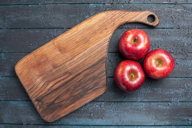 Draufsicht frische rote Äpfel milde reife Früchte auf dunkelblauem Schreibtisch Pflanzenfruchtfarbe rotes frisches Vitamin