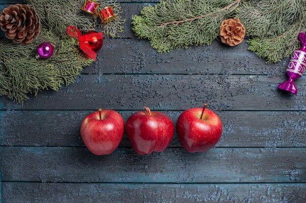 Draufsicht frische rote Äpfel milde reife Früchte auf dunkelblauer Schreibtischpflanze viele Früchte färben Vitamin rot frisch