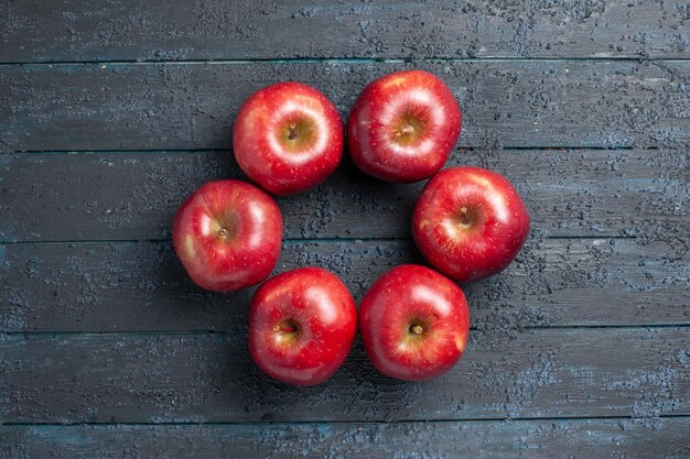 Draufsicht frische rote Äpfel reife und reife Früchte auf dunkelblauem Schreibtischobst ganze Farbe rotes Pflanzenvitamin frisch