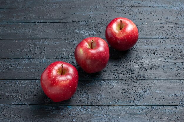 Draufsicht frische rote Äpfel reife und weiche Früchte auf dunkelblauem Schreibtisch viele Früchte roter frischer Pflanzenfarbbaum color