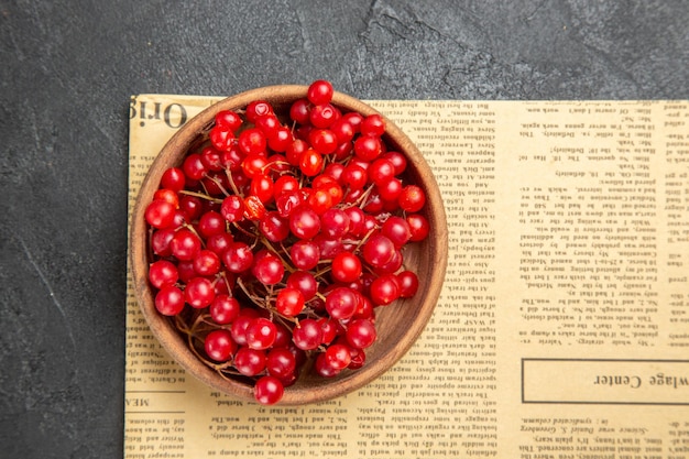 Kostenloses Foto draufsicht frische rote preiselbeeren auf dunklem hintergrund