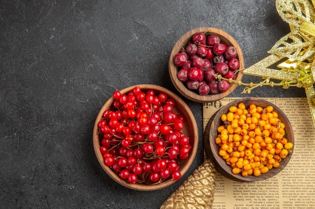 Draufsicht frische rote Preiselbeeren auf dunklem Hintergrund