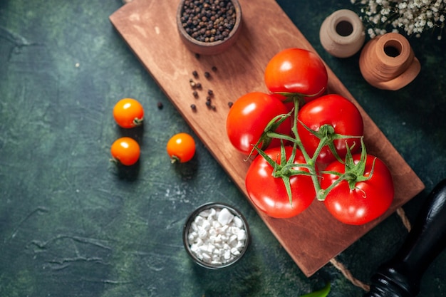 Draufsicht frische rote Tomaten auf dunkler Oberfläche Gemüse frischer Salat Mahlzeit Lebensmittel Pfeffer Farbe reif