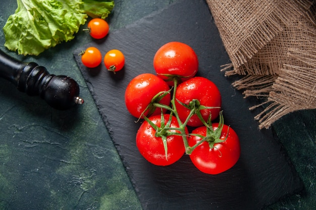 Draufsicht frische rote Tomaten auf dunkler Oberfläche reif wachsen Mahlzeit Salat Foto Foto Abendessen Lebensmittelfarbe